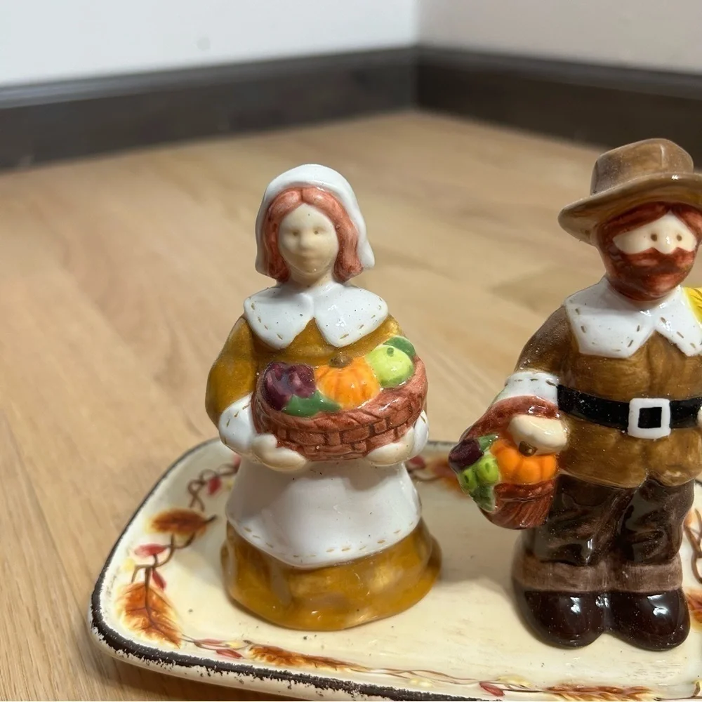 Pilgrim Salt & Pepper Shaker Set Bella Casa Ganz Vintage Ceramic Thanksgiving